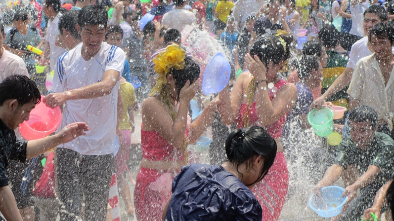 songkran splashing minority dai celebrations