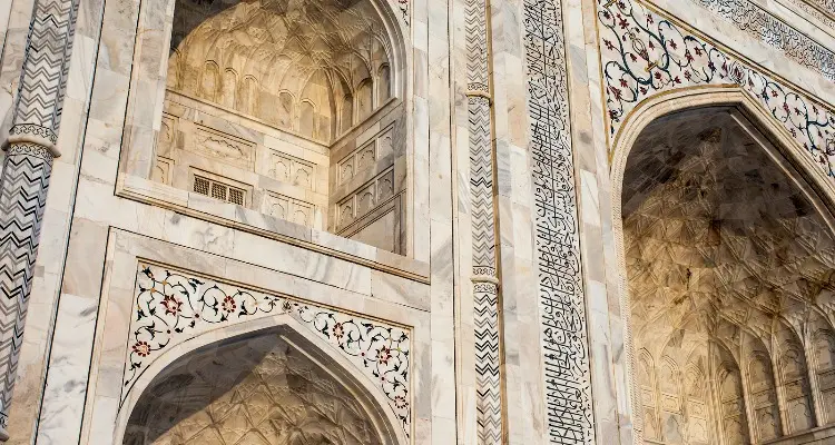 The decorations on walls of Taj Mahal
