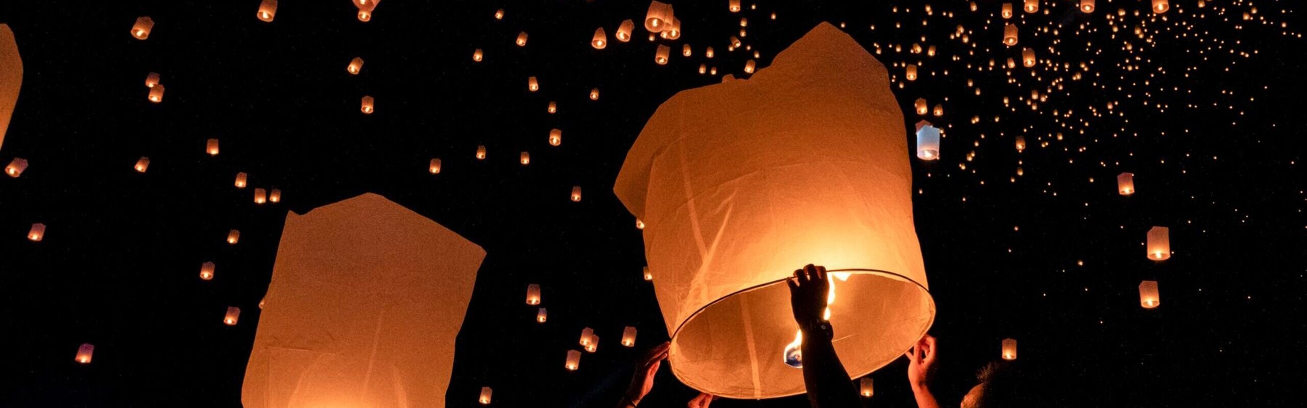 A Guide to Thailand Lantern Festivals: Yi Peng & Loy Krathong 